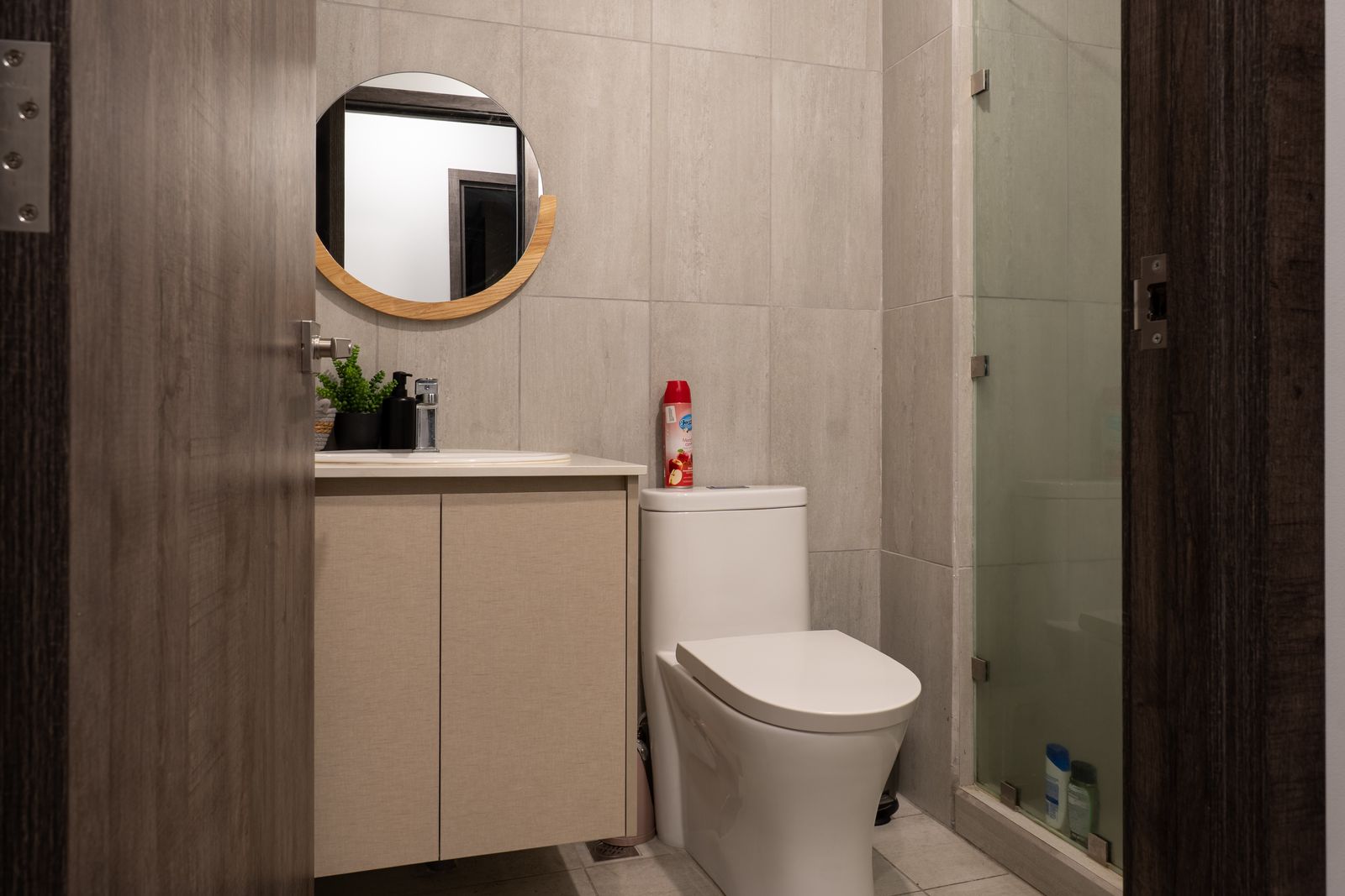 Bathroom with a round mirror